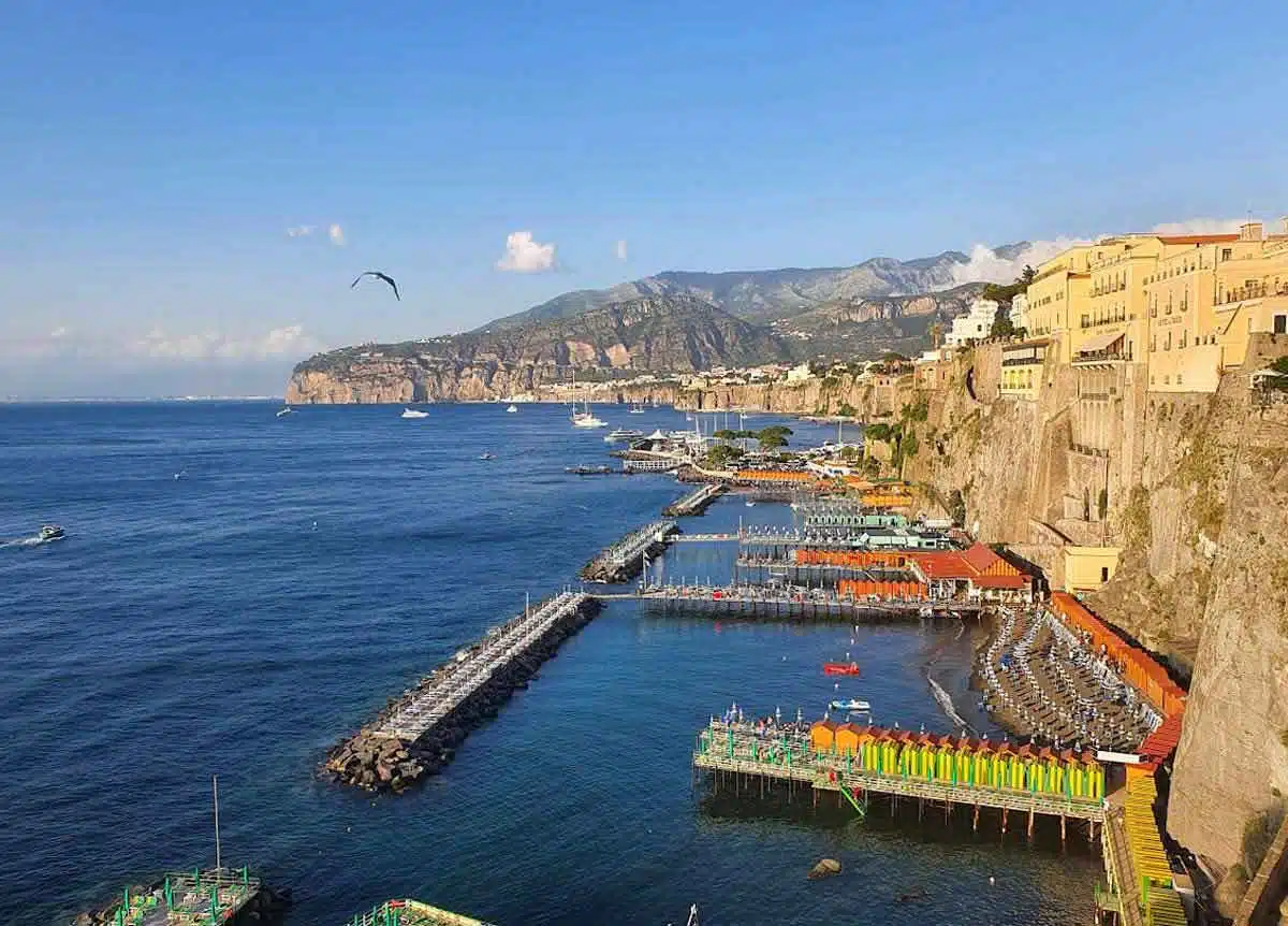 Le 10 spiagge di Sorrento da non perdere quest'estate GuideTuristiche